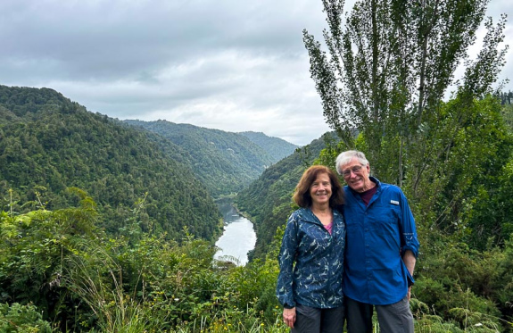 4 Couple in front of the Whanganui River