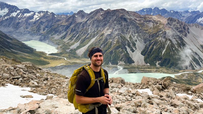 Guide above Hooker Valley on Sealy Tarns